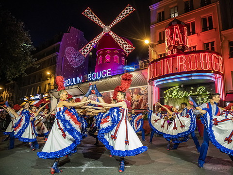 A Paris, le Moulin Rouge retrouve ses ailes