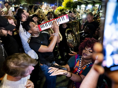 Un début en fanfare avec les artistes de la Nouvelle-Orléans