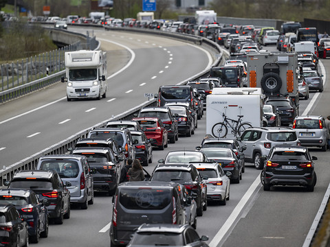 Jusqu'à 14 km de bouchon à l'entrée du tunnel du Gothard