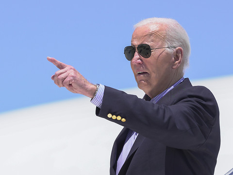 Biden persiste, sans lever les doutes