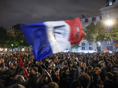 La police met fin au rassemblement de milliers de Parisiens