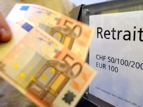 L'euro en roue libre après la surprise des législatives françaises