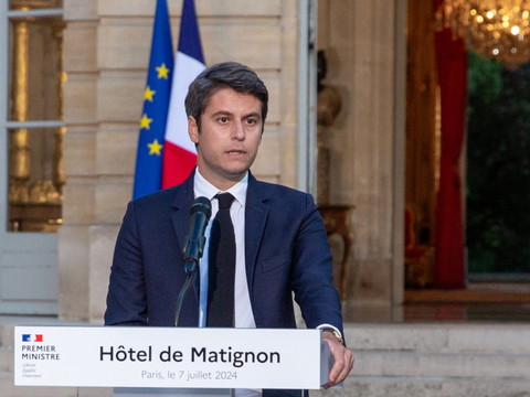 La gauche revendique Matignon, mais Macron maintient Attal