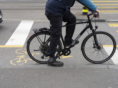 Un automobiliste écrase volontairement un cycliste à Winterthour/ZH