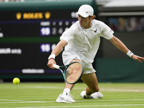Djokovic en demies après le forfait de De Minaur