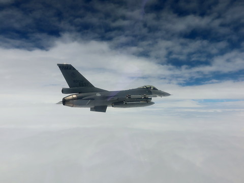 Début du transfert des avions F-16 à l'Ukraine, dit Blinken