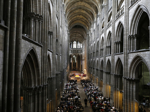 La flèche de la cathédrale de Rouen touchée par un incendie