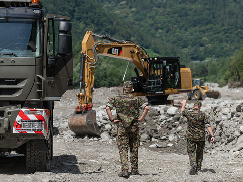 L'armée prolonge son aide au Tessin et construit un pont provisoire
