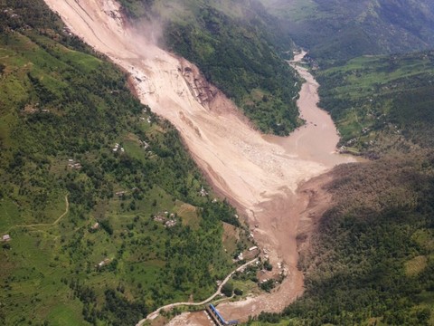 Une soixantaine de disparus après un glissement de terrain au Népal
