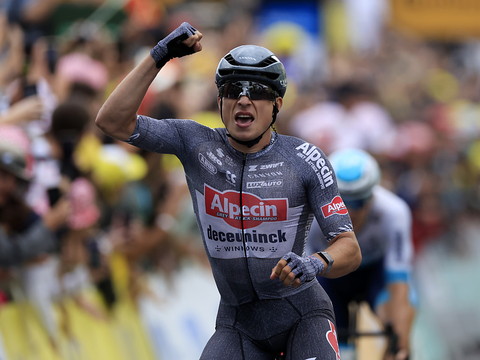 Jasper Philipsen s'impose au sprint dans la 13e étape