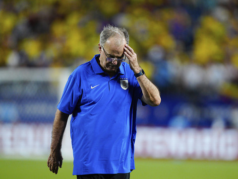 Bielsa étrille les organisateurs après les violences en tribune