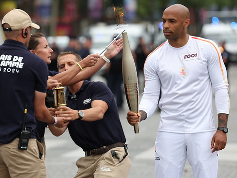 La flamme entame sa traversée de Paris