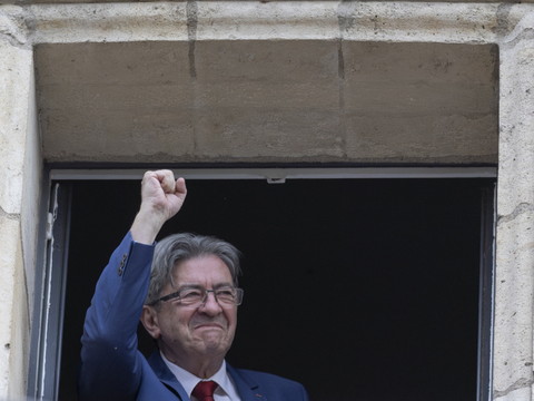 Macron accepte la démission du gouvernement, le flou perdure