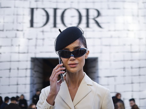 Armani et Dior visés par une enquête liée aux conditions de travail