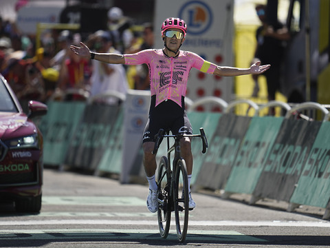 Tour de France: joli succès pour Richard Carapaz dans la 17e étape