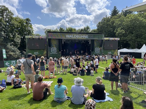 Le festival bernois du Gurten attire les foules sous le soleil