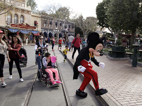 Les salariés du parc Disneyland californien menacent de faire grève