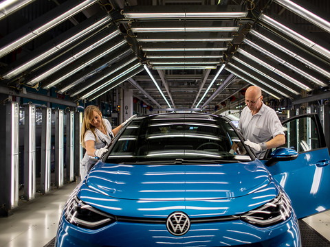 La part des nouvelles voitures électriques a reculé en Europe