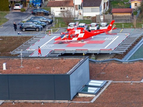 Vol d'hélicoptères par mauvais temps: première mondiale en Suisse