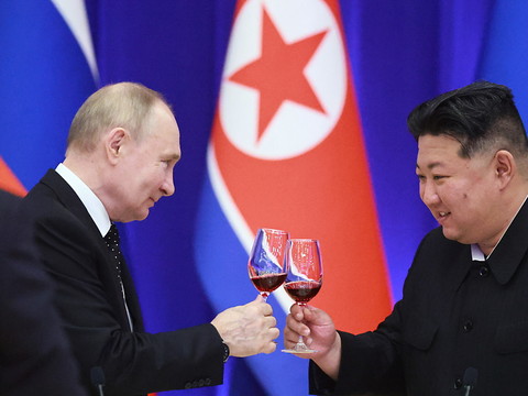 Kim Jong Un reçoit une délégation russe après la visite de Poutine