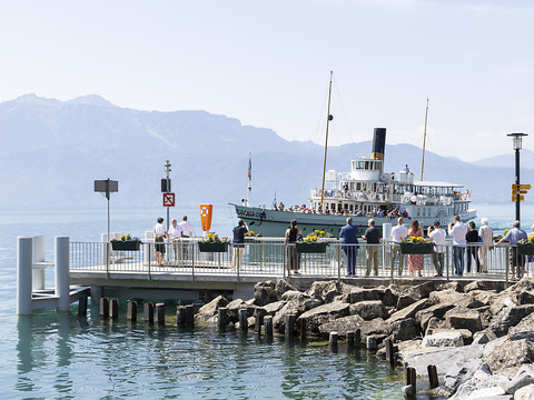 Les bateaux desservent à nouveau le débarcadère de Cully (VD)