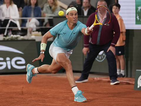 Nadal en demi-finale après 4h de combat