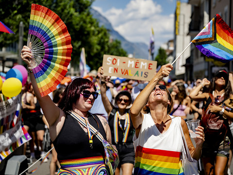Pride romande: des milliers de personnes défilent à Martigny