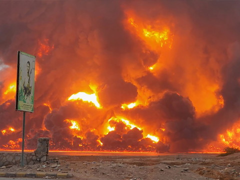 Frappes israéliennes au Yémen: un incendie fait rage à Hodeida