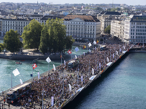 La Lake Parade de Genève a attiré plus de 100'000 personnes samedi