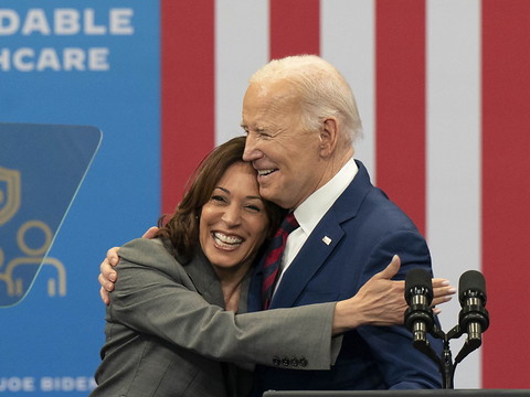 Kamala Harris salue le bilan de Biden sans évoquer une candidature