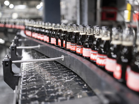 Coca-Cola relève ses objectifs après avoir fait mieux que prévu
