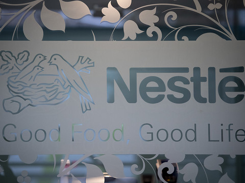 Nestlé avec des ventes et des bénéfices en repli après six mois