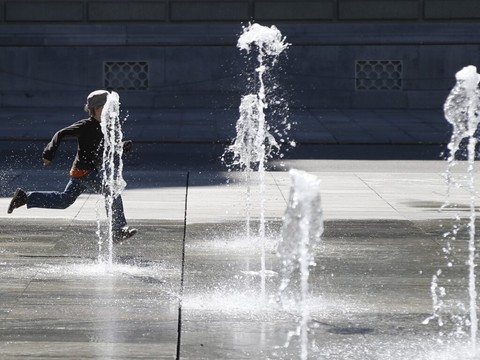 La Place fédérale avec ses jets d'eau fête son 20e anniversaire