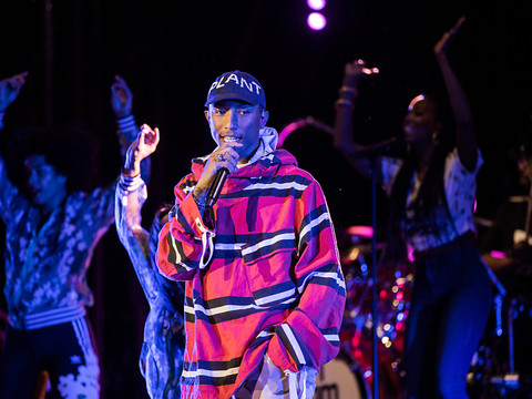 Pharrell Williams porte la flamme olympique en région parisienne