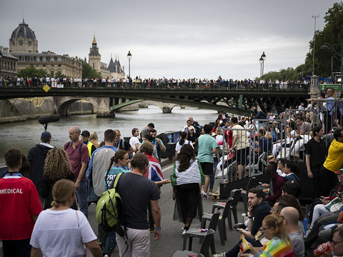 Le bateau de la délégation grecque lance la parade sur la Seine