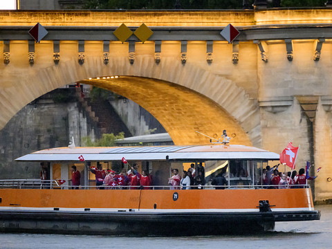 La délégation suisse entre en Seine à 21h38