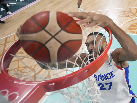 La France commence par un succès