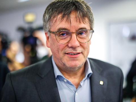 Puigdemont dit qu'il reviendra en Espagne malgré son mandat d'arrêt