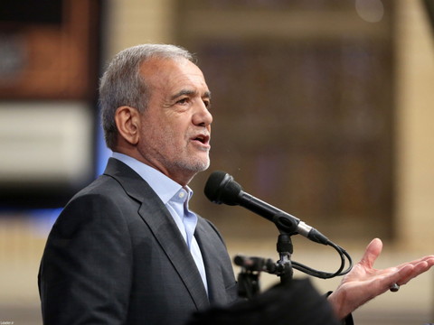 Le président Massoud Pezeshkian prête serment devant le Parlement