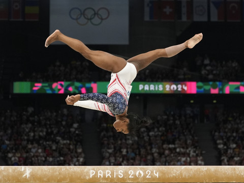 Une première médaille d'or à Paris pour Biles, avec les Américaines