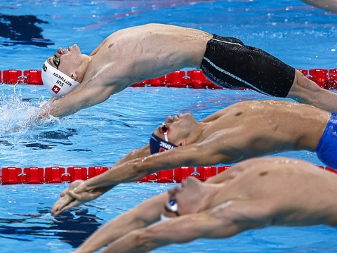 Mityukov en demi-finales du 200 m dos avec le meilleur temps