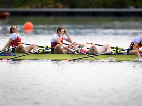 Le quatre de couple féminin passe tout près d'une médaille