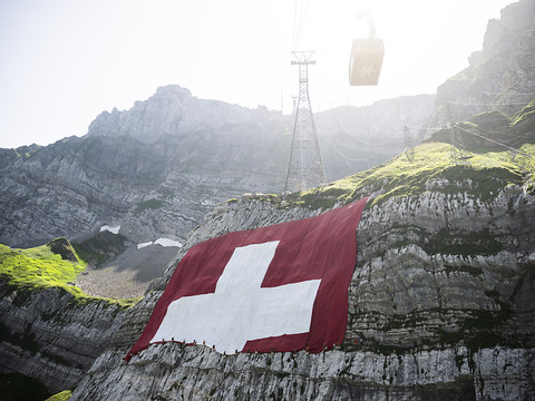 Le plus grand drapeau suisse du monde déployé au Säntis