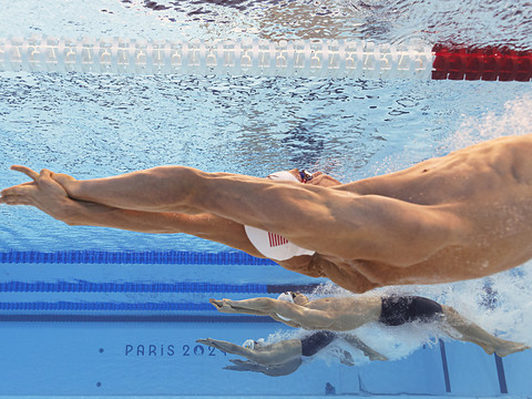 Mityukov 2e des demi-finales du 200 m dos
