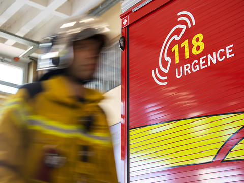 Un incendie dégage une épaisse fumée noire sur Genève