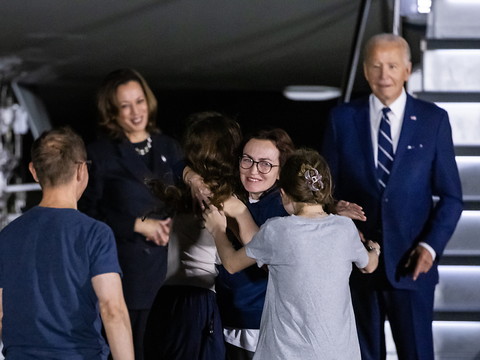 Biden accueille des détenus libérés lors d'un échange avec Moscou