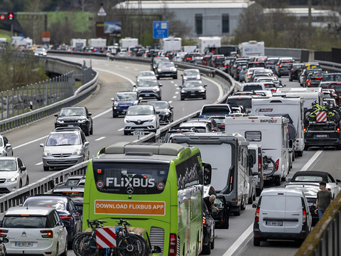 Des bouchons et des accidents au Gothard et dans les Grisons