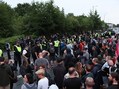 Heurts entre police et manifestants anti-immigration