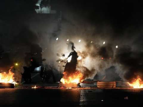 L'opposition manifeste pour revendiquer la victoire