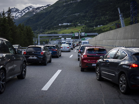 Bouchons au Gothard de longueurs mesurées à la mi-journée